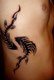侧肋部有趣的鱼骨架黑色纹身图案