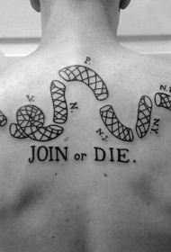 背部特别的黑色几何线条断开的死蛇纹身图案