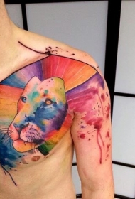 胸部创意好看的五彩狮子头纹身图案