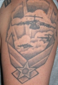 手臂上的美军飞机纹身图案