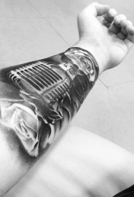 欧美写实风格麦克风和玫瑰手臂纹身图案