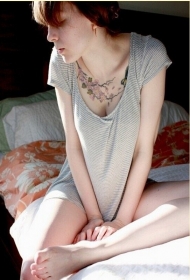 国外美女胸部桃花纹身图案