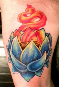 腿部彩色鲜艳的荷花纹身图案