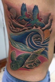 腰侧彩色的飞鸟和海龟纹身图案