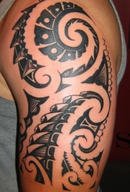 肩部黑色像龙尾巴图腾纹身图案