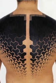 背部和肩部黑色的饰品纹身图案