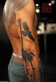 手臂黑色泼墨乌鸦电线杆和字母纹身图案
