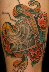 彩色传统的蛇纹身图案