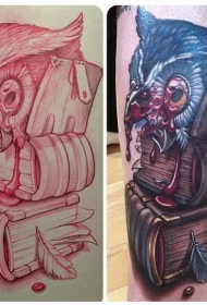 腿部毛骨悚然的滴血猫头鹰和厚厚的书籍羽毛彩色纹身图案