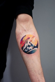 手臂可爱的彩色小圆形山脉纹身图案
