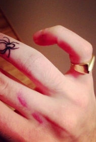 手指小小的黑色蜘蛛纹身图案