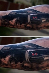 小臂写实的黑色汽车纹身图案