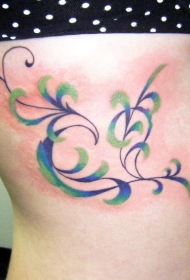 侧肋蓝色和绿色的藤蔓纹身图案