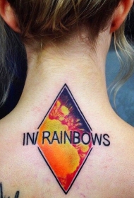 女性脖子彩色菱形和字母纹身图案