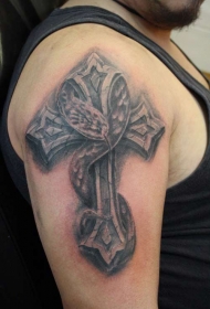 手臂上缠绕着十字架的蛇纹身图案