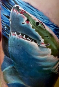 腿部彩色血腥大鲨鱼纹身图案