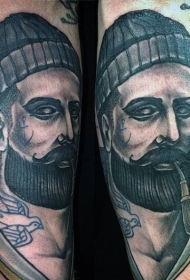 手臂彩绘的吸烟水手与船舶纹身图案