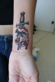 手腕眼球和匕首彩绘纹身图案