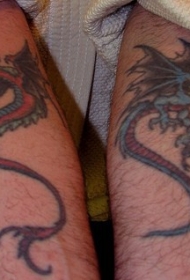 邪恶的红色和蓝色飞行龙纹身图案