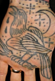 手心哭泣的小鸟与月亮和星星纹身图案