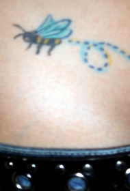 腰部彩色飞行的蜜蜂纹身图案