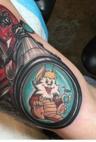 大臂彩色步枪和小动物纹身图案