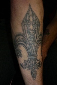 手臂大量的百合花纹章纹身图案