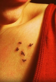 锁骨微小的鸟类飞行纹身图案
