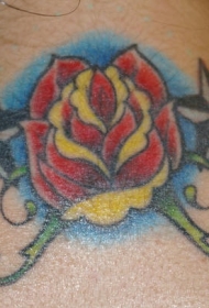 颈部彩色五芒星和红玫瑰纹身图案