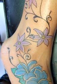 脚踝淡紫色和蓝色的花朵纹身图案