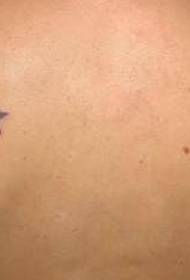 背部一堆黑色的星星纹身图案