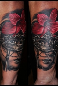 手臂现实主义风格的彩色妇女面具和花纹身