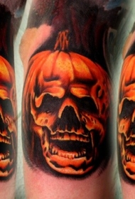 手臂华丽的彩绘彩色骷髅南瓜结合纹身图案