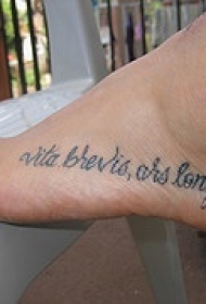 脚部拉丁文字母纹身图案