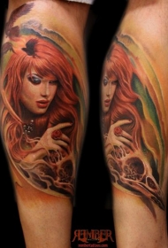 小腿美丽的女人肖像和小鸟纹身图案