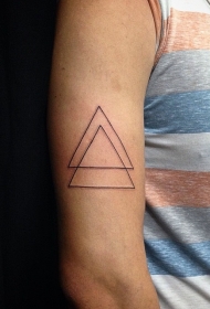 手臂两个相连的黑色线条三角形纹身图案