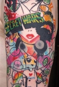 大臂彩色卡通涂鸦人像线条字母纹身图案