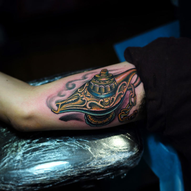 手臂个性十足的卡通彩绘阿拉丁神灯纹身图案