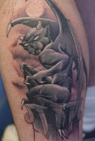 腿部灰色怪异的石像鬼纹身图案