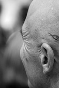 男性头部黑色字符纹身图案