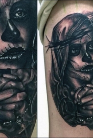 大腿写实风格黑色女人肖像和藤蔓纹身图案