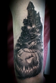 手臂灰色水洗风格的房子与南瓜纹身图案