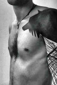 肩部大面积黑色狼剪影与线条纹身图案