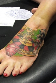 脚部彩色魔鬼的书和轮盘赌场纹身