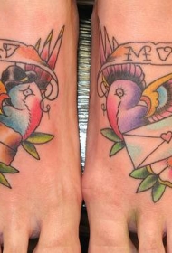 脚背不同的彩色小鸟信封纹身图案