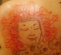 背部红色线条佛像纹身图案