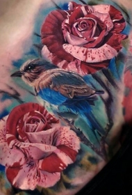 非常逼真的彩绘花朵与小鸟胸部身图案