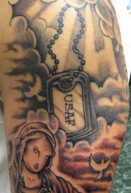 狗标签和云朵鸽子圣母纹身图案