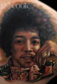 男性肩部彩色肖像纹身图案