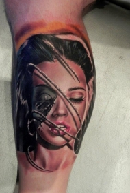 小腿现实主义风格的彩色女生肖像和绳子纹身图案
